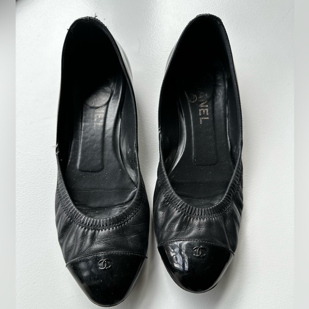 Chanel Size 38.5 (fits US size 7) black patent and leather flats